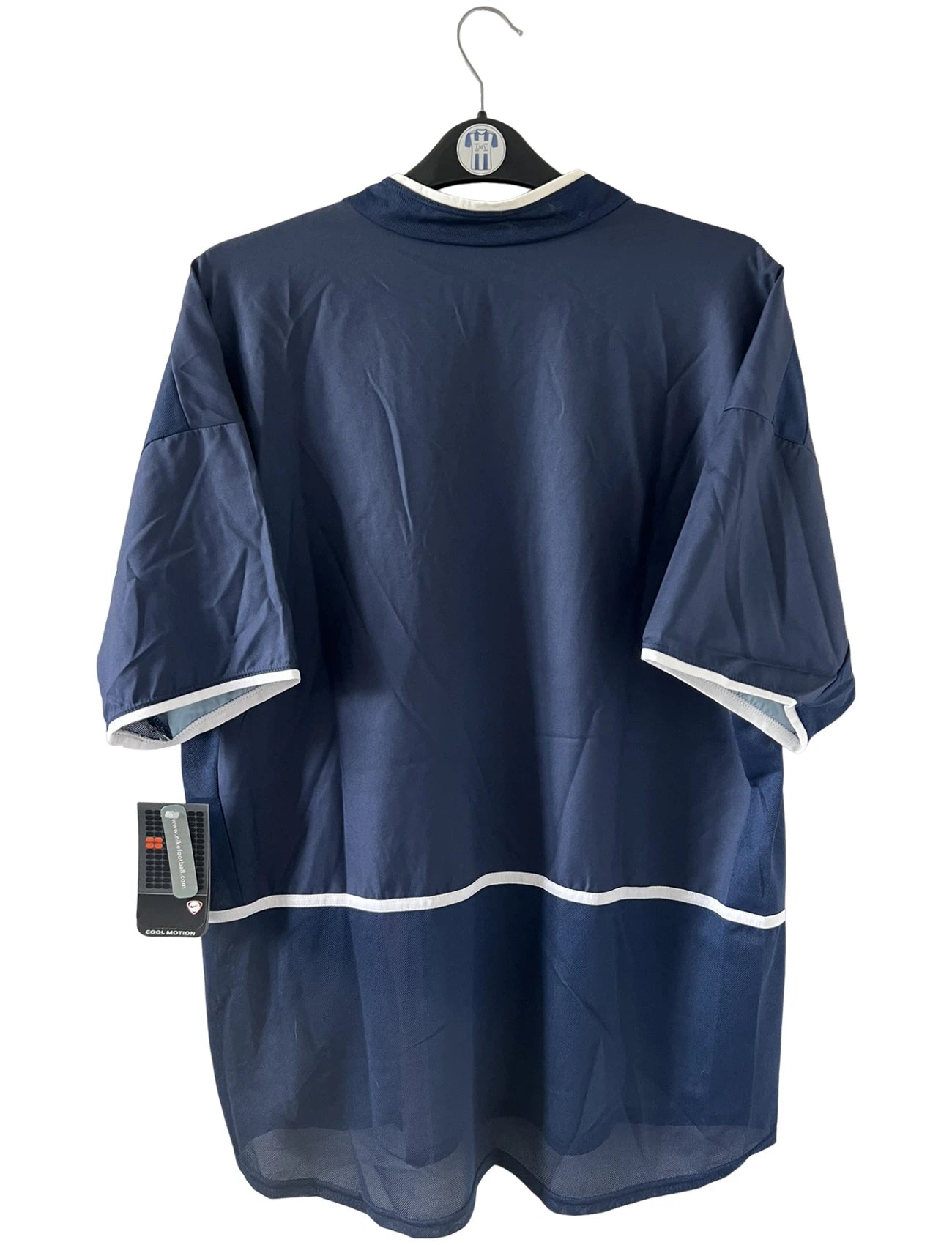 Maillot domicile du PSG de la saison 2002/2003. On peut retrouver l'équipementier Nike et le sponsor Thomson. Il s'agit d'un maillot authentique d'époque.