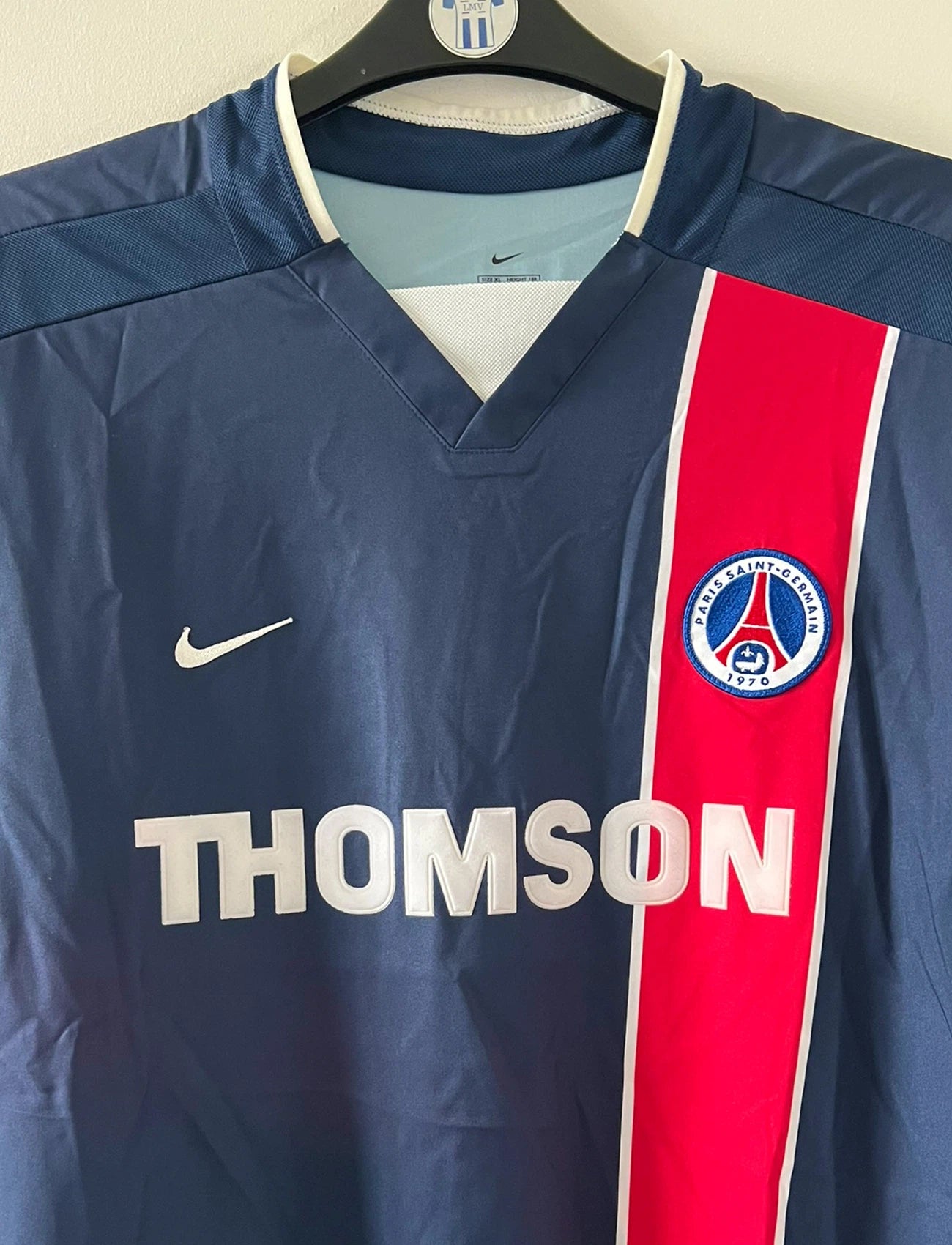 Maillot domicile du PSG de la saison 2002/2003. On peut retrouver l'équipementier Nike et le sponsor Thomson. Il s'agit d'un maillot authentique d'époque.