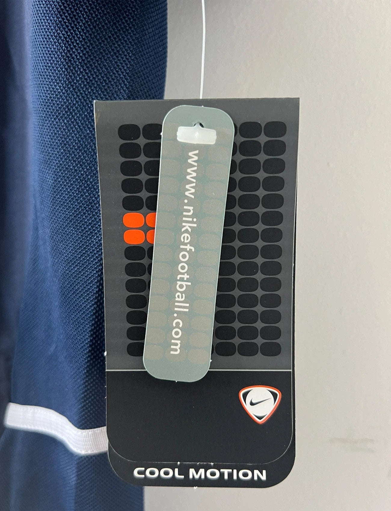 Maillot domicile du PSG de la saison 2002/2003. On peut retrouver l'équipementier Nike et le sponsor Thomson. Il s'agit d'un maillot authentique d'époque.