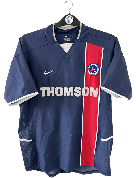 Maillot de foot vintage domicile du PSG de la saison 2002/2003. Le maillot est de couleur bleu, blanc et rouge. On peut retrouver l'équipementier nike et le sponsor thomson. Il s'agit d'un maillot authentique comportant l'étiquette 184376