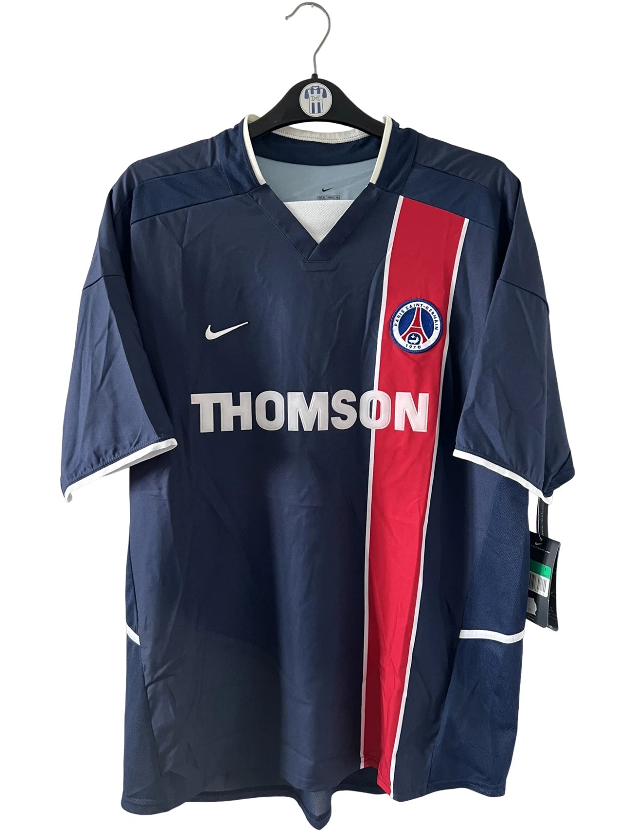 Maillot domicile du PSG de la saison 2002/2003. On peut retrouver l'équipementier Nike et le sponsor Thomson. Il s'agit d'un maillot authentique d'époque.