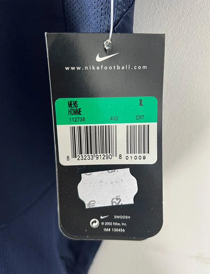 Maillot de foot vintage domicile bleu du PSG de la saison 2003/2004. On peut retrouver l'équipementier Nike et le sponsor Thomson. Il s'agit d'un maillot authentique d'époque.