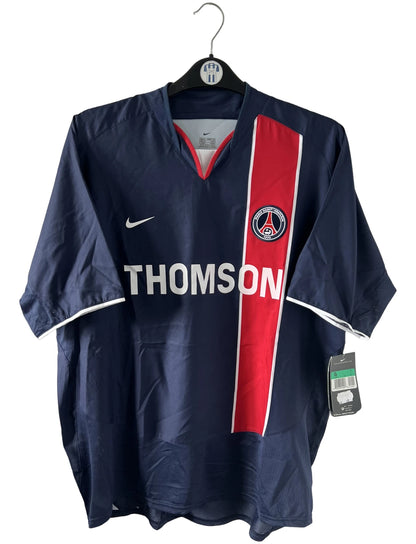 Maillot de foot vintage domicile bleu du PSG de la saison 2003/2004. On peut retrouver l'équipementier Nike et le sponsor Thomson. Il s'agit d'un maillot authentique d'époque.