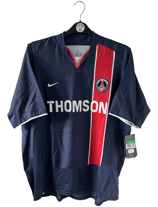 Maillot de foot vintage domicile bleu du PSG de la saison 2003/2004. On peut retrouver l'équipementier Nike et le sponsor Thomson. Il s'agit d'un maillot authentique d'époque.