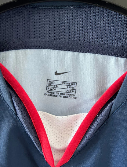 Maillot de foot vintage domicile bleu et rouge issu du stock pro du PSG. Il s'agit du maillot de la saison 2003/2004. On peut retrouver l'équipementier Nike et le sponsor Thomson. Il s'agit d'un maillot authentique d'époque.