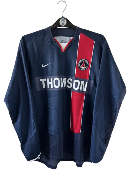 Maillot de foot vintage domicile bleu et rouge issu du stock pro du PSG. Il s'agit du maillot de la saison 2003/2004. On peut retrouver l'équipementier Nike et le sponsor Thomson. Il s'agit d'un maillot authentique d'époque.