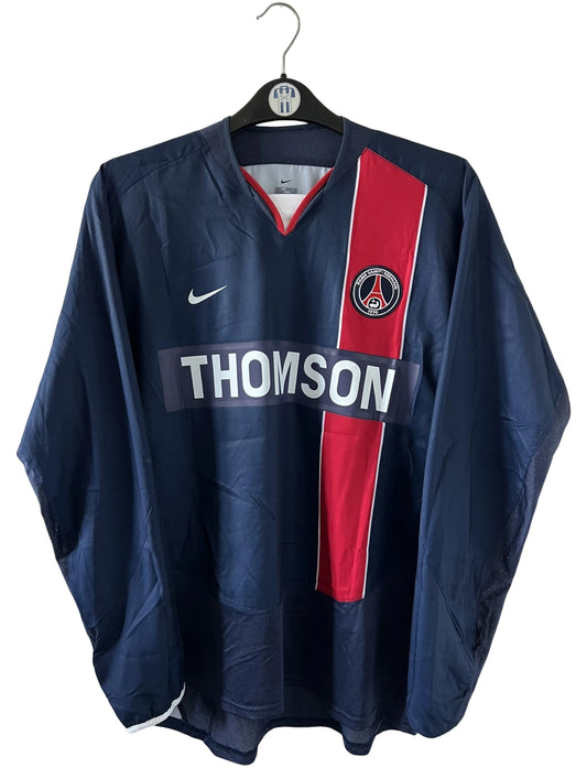 Maillot de foot vintage domicile bleu et rouge issu du stock pro du PSG. Il s'agit du maillot de la saison 2003/2004. On peut retrouver l'équipementier Nike et le sponsor Thomson. Il s'agit d'un maillot authentique d'époque.