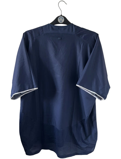 Maillot de foot vintage domicile rouge et bleu du PSG de la saison 2003/2004. On peut retrouver l'équipementier Nike et le sponsor Thomson. Il s'agit d'un maillot authentique d'époque.