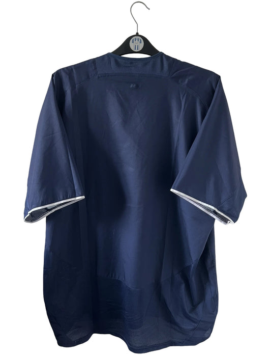 Maillot de foot vintage domicile rouge et bleu du PSG de la saison 2003/2004. On peut retrouver l'équipementier Nike et le sponsor Thomson. Il s'agit d'un maillot authentique d'époque.