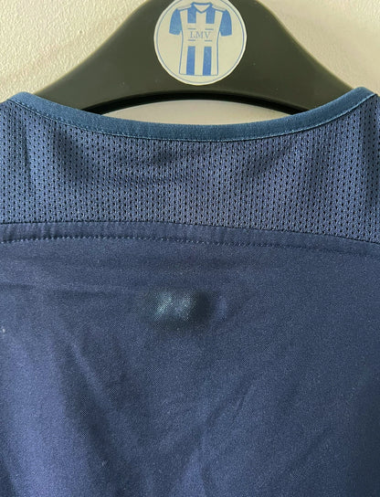 Maillot de foot vintage domicile rouge et bleu du PSG de la saison 2003/2004. On peut retrouver l'équipementier Nike et le sponsor Thomson. Il s'agit d'un maillot authentique d'époque.