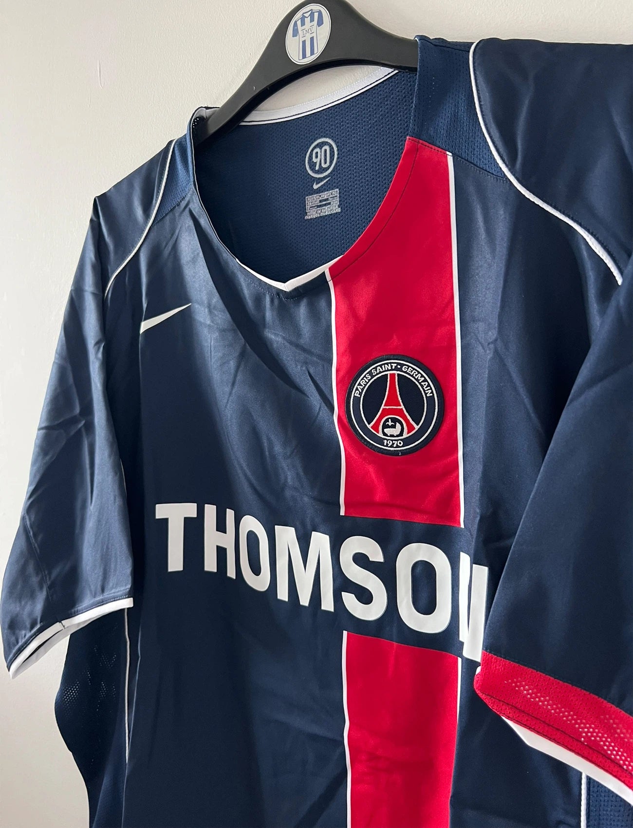 Maillot de foot vintage domicile bleu du PSG de la saison 2004/2005. On peut retrouver l'équipementier Nike et le sponsor Thomson. Il s'agit d'un maillot authentique d'époque.