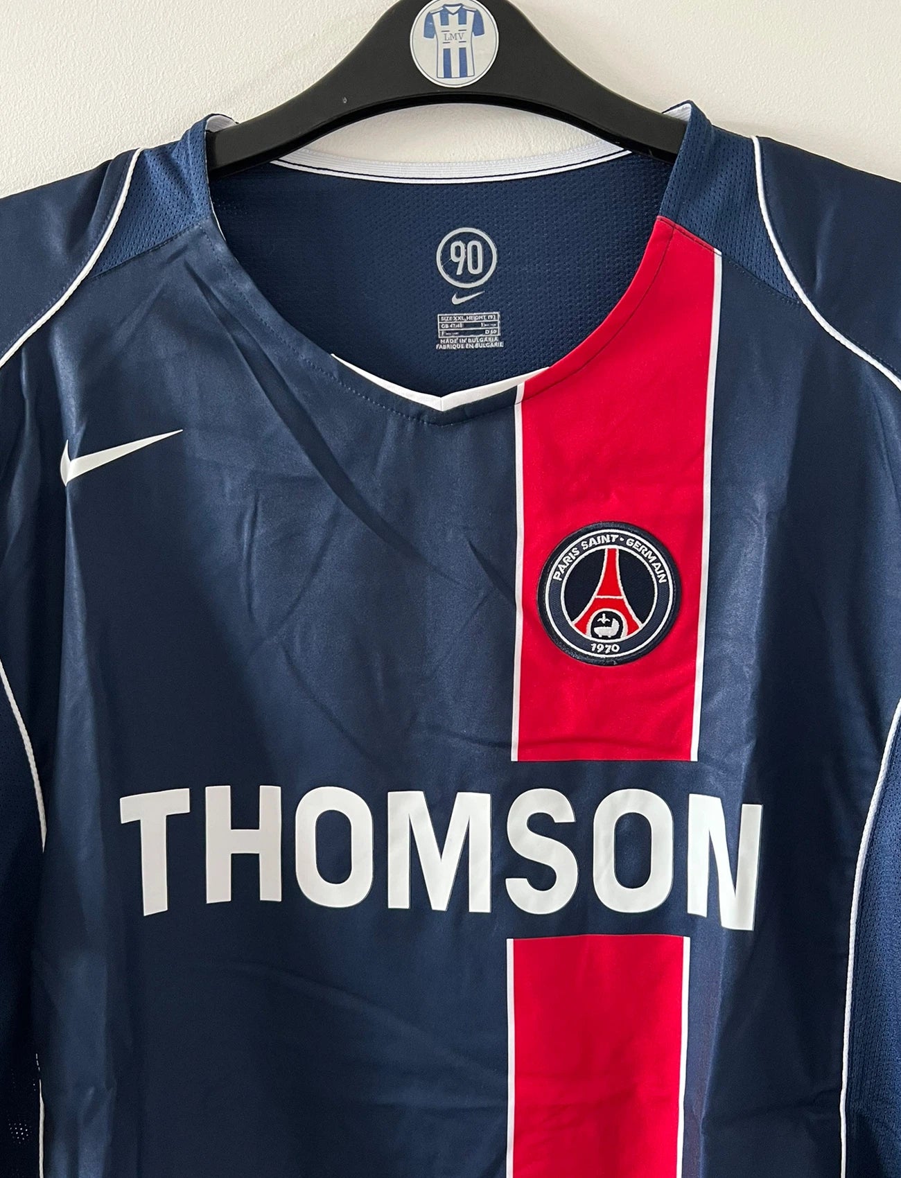Maillot de foot vintage domicile bleu du PSG de la saison 2004/2005. On peut retrouver l'équipementier Nike et le sponsor Thomson. Il s'agit d'un maillot authentique d'époque.