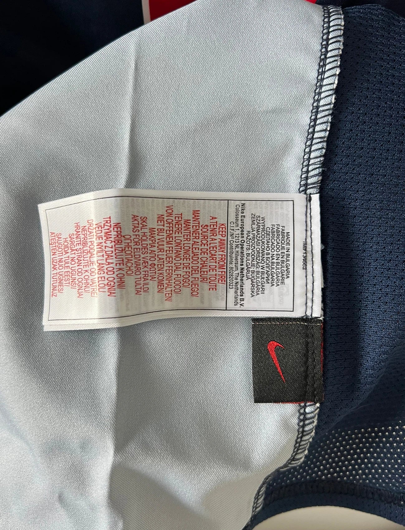 Maillot de foot vintage domicile bleu du PSG de la saison 2004/2005. On peut retrouver l'équipementier Nike et le sponsor Thomson. Il s'agit d'un maillot authentique d'époque.