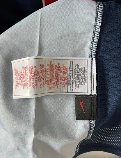 Maillot de foot vintage domicile bleu du PSG de la saison 2004/2005. On peut retrouver l'équipementier Nike et le sponsor Thomson. Il s'agit d'un maillot authentique d'époque.