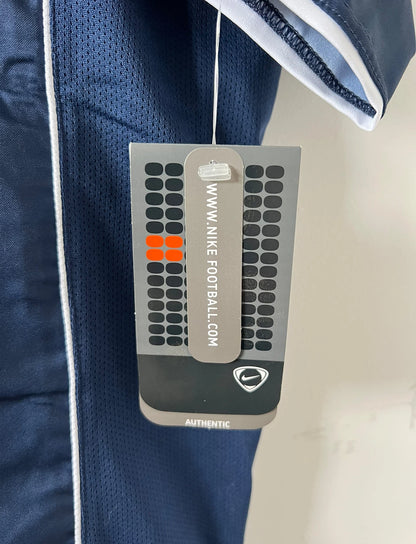 Maillot de foot vintage domicile bleu du PSG de la saison 2004/2005. On peut retrouver l'équipementier Nike et le sponsor Thomson. Il s'agit d'un maillot authentique d'époque.