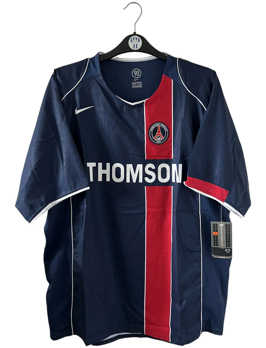 Maillot de foot vintage domicile bleu du PSG de la saison 2004/2005. On peut retrouver l'équipementier Nike et le sponsor Thomson. Il s'agit d'un maillot authentique d'époque.