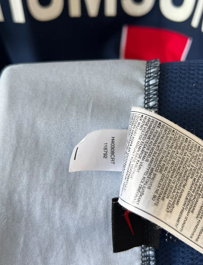 Maillot de foot vintage domicile bleu et rouge du PSG 2004/2005. On peut retrouver l'équipementier Nike et le sponsor Thomson. Il s'agit d'un maillot authentique d'époque.