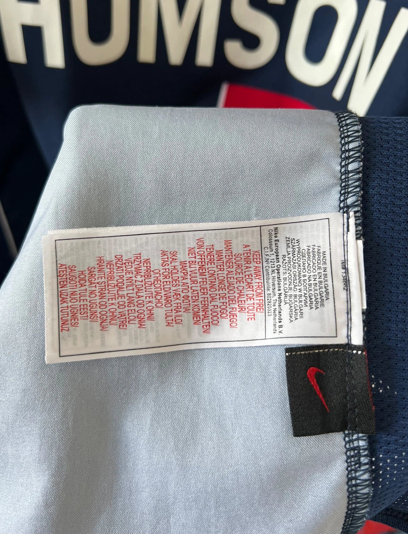 Maillot de foot vintage domicile bleu et rouge du PSG 2004/2005. On peut retrouver l'équipementier Nike et le sponsor Thomson. Il s'agit d'un maillot authentique d'époque.