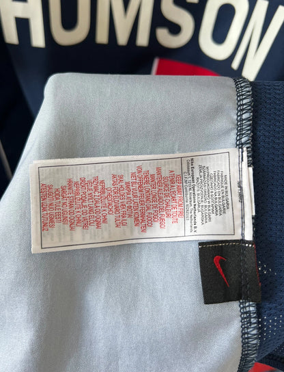 Maillot de foot vintage domicile bleu et rouge du PSG 2004/2005. On peut retrouver l'équipementier Nike et le sponsor Thomson. Il s'agit d'un maillot authentique d'époque.