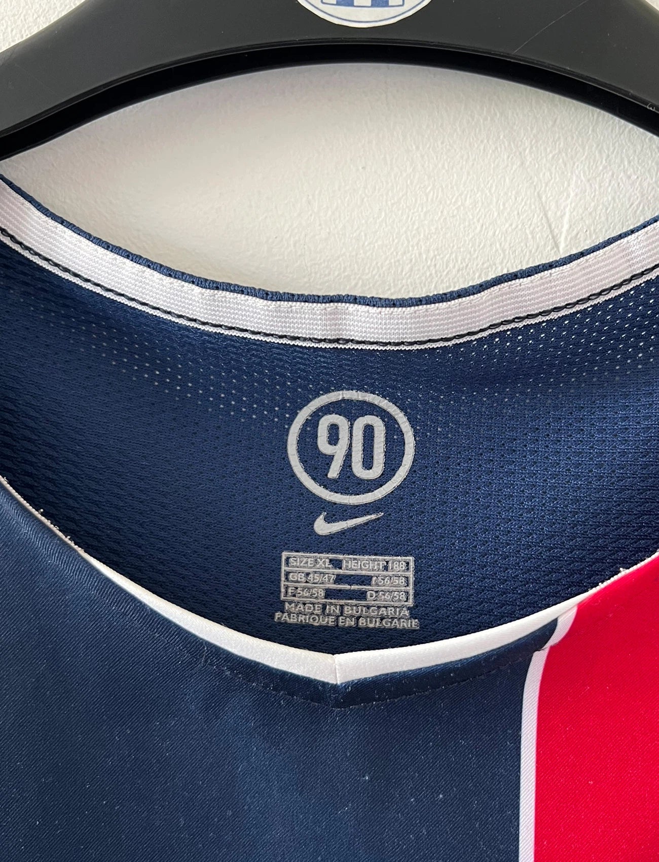 Maillot de foot vintage domicile bleu et rouge du PSG 2004/2005. On peut retrouver l'équipementier Nike et le sponsor Thomson. Il s'agit d'un maillot authentique d'époque.