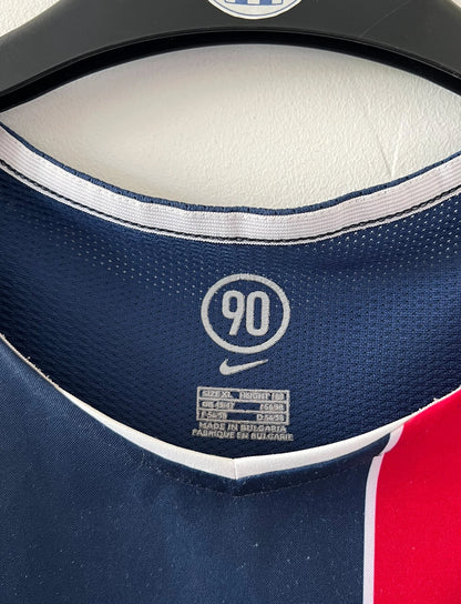 Maillot de foot vintage domicile bleu et rouge du PSG 2004/2005. On peut retrouver l'équipementier Nike et le sponsor Thomson. Il s'agit d'un maillot authentique d'époque.