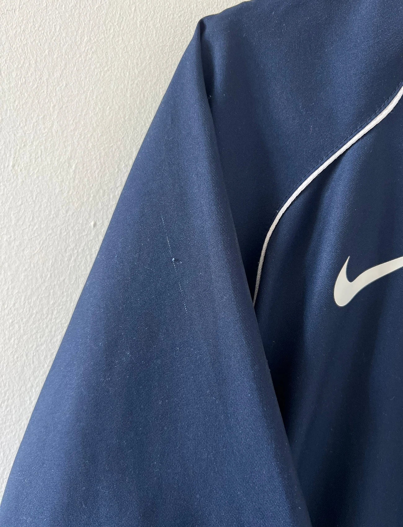Maillot de foot vintage domicile bleu et rouge du PSG 2004/2005. On peut retrouver l'équipementier Nike et le sponsor Thomson. Il s'agit d'un maillot authentique d'époque.
