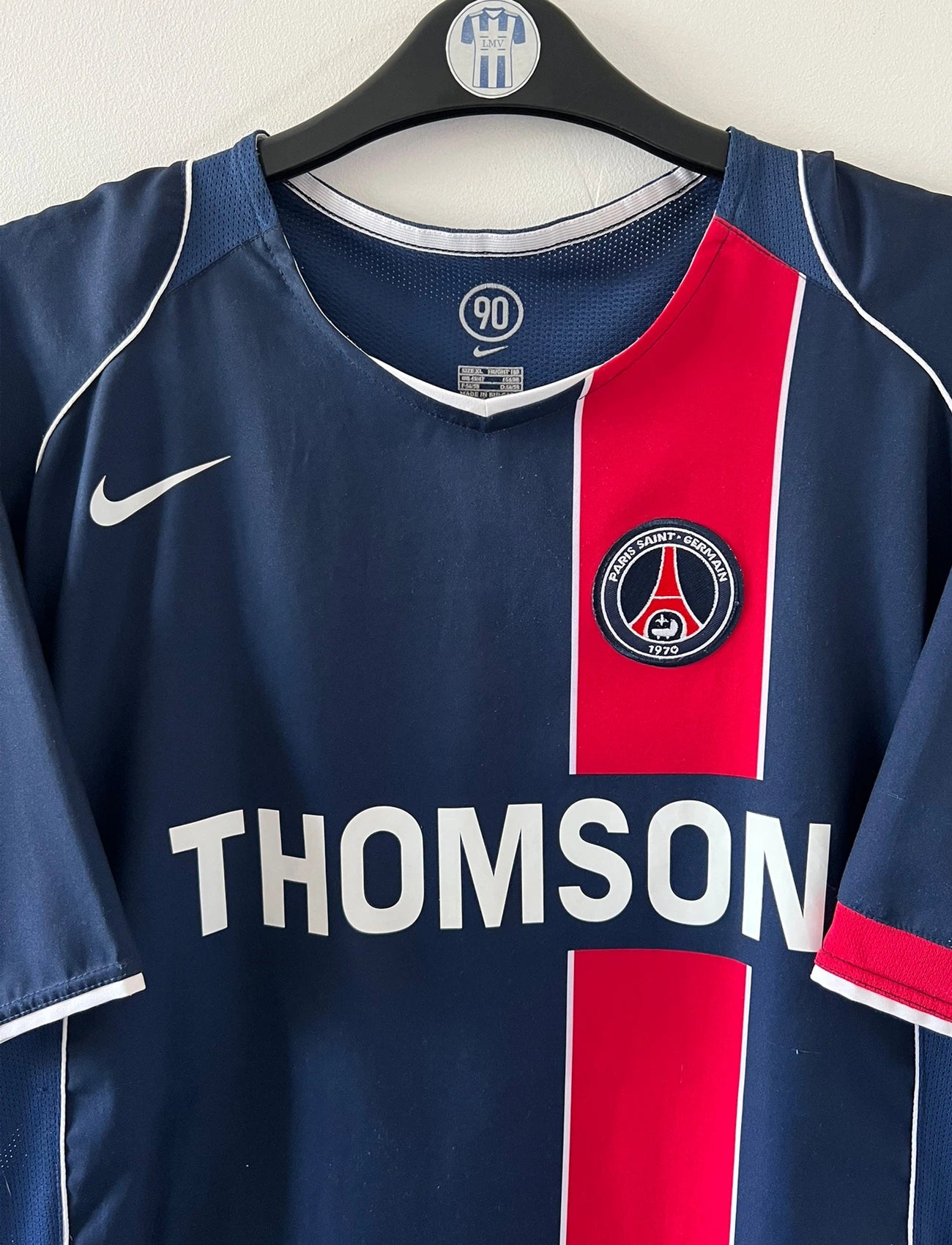 Maillot de foot vintage domicile bleu et rouge du PSG 2004/2005. On peut retrouver l'équipementier Nike et le sponsor Thomson. Il s'agit d'un maillot authentique d'époque.