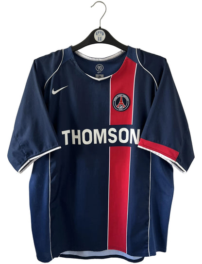 Maillot de foot vintage domicile bleu et rouge du PSG 2004/2005. On peut retrouver l'équipementier Nike et le sponsor Thomson. Il s'agit d'un maillot authentique d'époque.