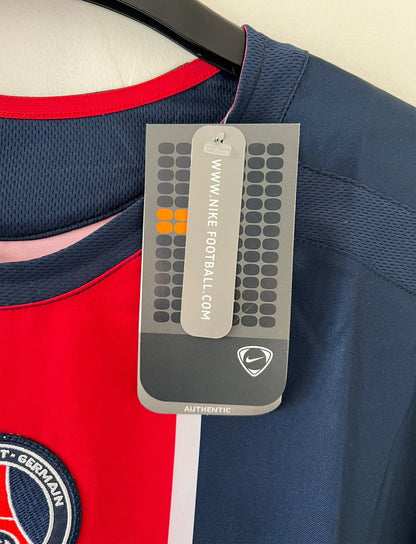 Maillot de foot vintage domicile bleu et rouge du PSG de la saison 2005/2006. On peut retrouver l'équipementier Nike et le sponsor Thomson. Il s'agit d'un maillot authentique d'époque.
