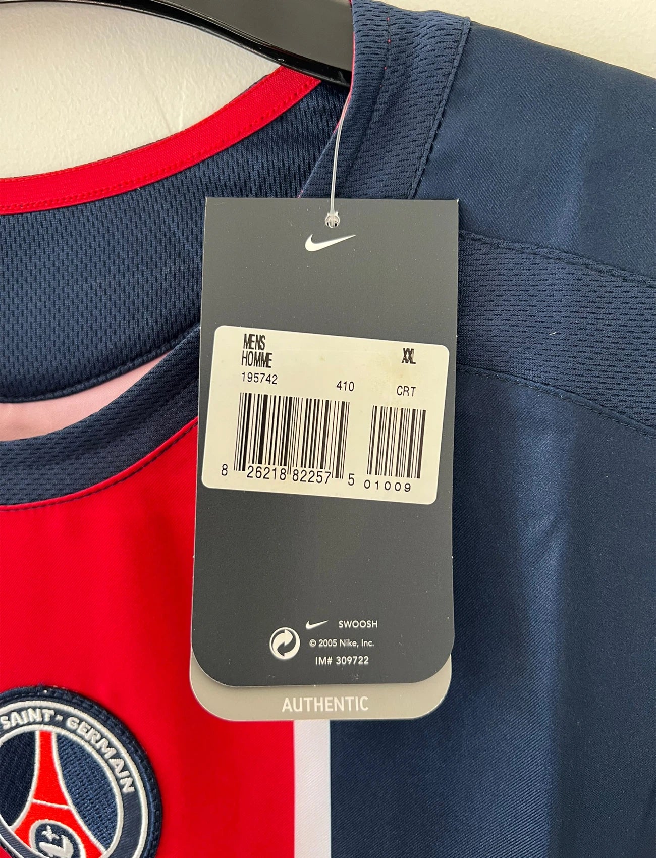 Maillot de foot vintage domicile bleu et rouge du PSG de la saison 2005/2006. On peut retrouver l'équipementier Nike et le sponsor Thomson. Il s'agit d'un maillot authentique d'époque.