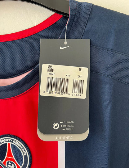 Maillot de foot vintage domicile bleu et rouge du PSG de la saison 2005/2006. On peut retrouver l'équipementier Nike et le sponsor Thomson. Il s'agit d'un maillot authentique d'époque.