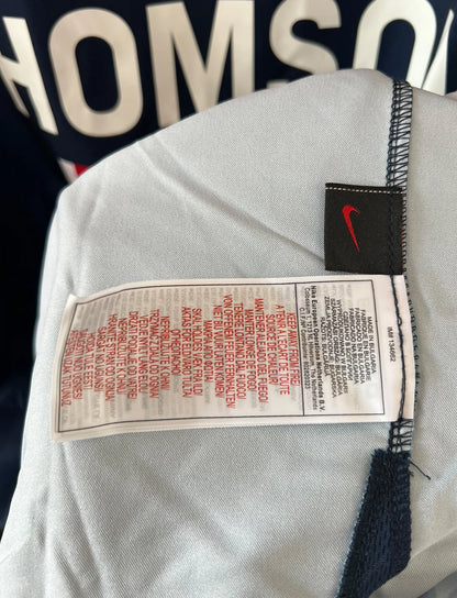 Maillot de foot vintage domicile bleu et rouge du PSG de la saison 2005/2006. On peut retrouver l'équipementier Nike et le sponsor Thomson. Il s'agit d'un maillot authentique d'époque.