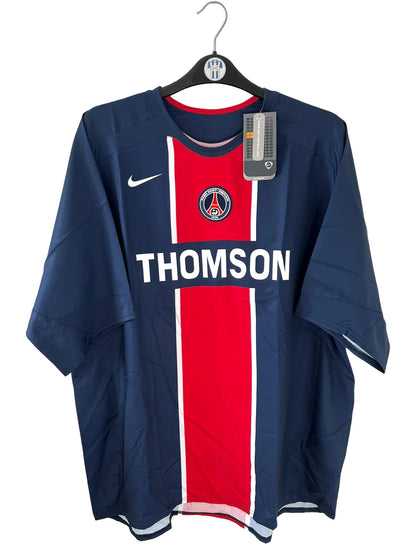 Maillot de foot vintage domicile bleu et rouge du PSG de la saison 2005/2006. On peut retrouver l'équipementier Nike et le sponsor Thomson. Il s'agit d'un maillot authentique d'époque.