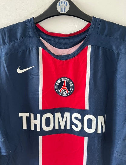 Maillot de foot vintage domicile bleu du PSG de la saison 2005/2006. On peut retrouver l'équipementier Nike et le sponsor Thomson. Il s'agit d'un maillot authentique d'époque.