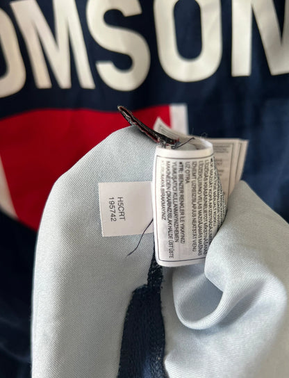 Maillot de foot vintage domicile bleu du PSG de la saison 2005/2006. On peut retrouver l'équipementier Nike et le sponsor Thomson. Il s'agit d'un maillot authentique d'époque.