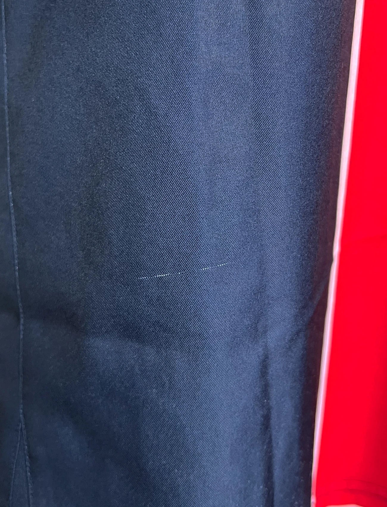 Maillot de foot vintage domicile bleu et rouge du PSG de la saison 2005/2006. On peut retrouver l'équipementier Nike et le sponsor Thomson. Il s'agit d'un maillot authentique d'époque.