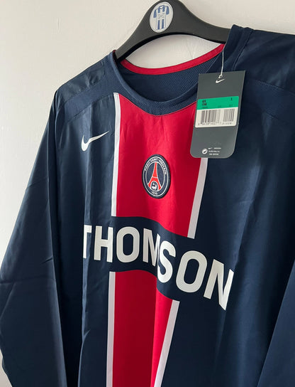 Maillot de foot vintage domicile bleu et rouge du PSG de la saison 2005/2006. On peut retrouver l'équipementier Nike et le sponsor Thomson. Il s'agit d'un maillot authentique d'époque issu du stock pro du PSG.
