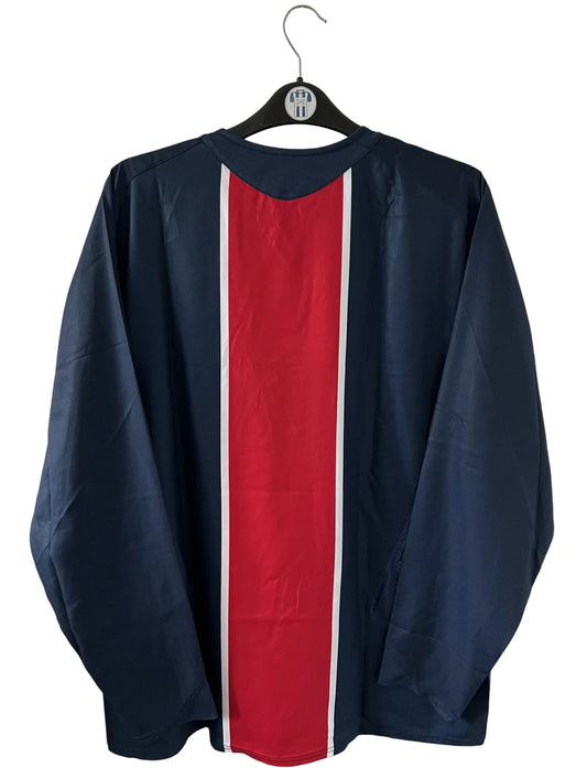 Maillot de foot vintage domicile bleu et rouge du PSG de la saison 2005/2006. On peut retrouver l'équipementier Nike et le sponsor Thomson. Il s'agit d'un maillot authentique d'époque issu du stock pro du PSG.
