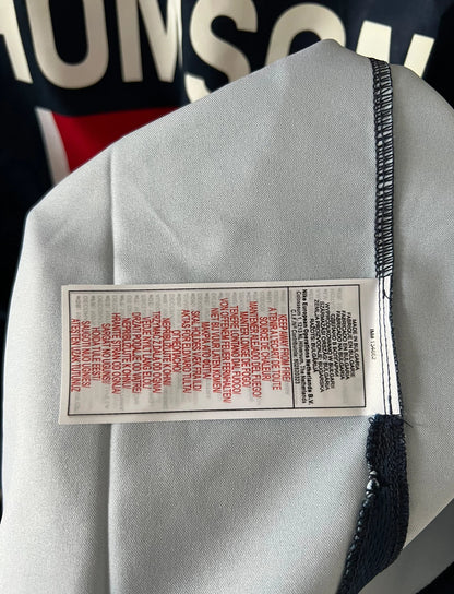 Maillot de foot vintage domicile bleu et rouge du PSG de la saison 2005/2006. On peut retrouver l'équipementier Nike et le sponsor Thomson. Il s'agit d'un maillot authentique d'époque issu du stock pro du PSG.