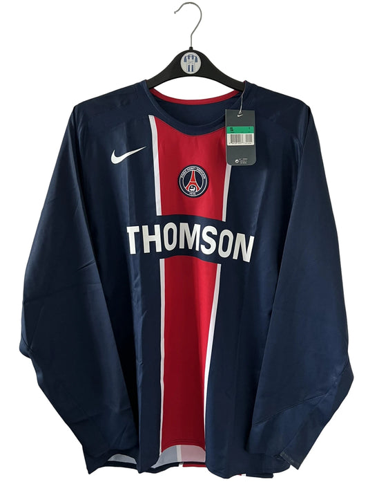 Maillot de foot vintage domicile bleu et rouge du PSG de la saison 2005/2006. On peut retrouver l'équipementier Nike et le sponsor Thomson. Il s'agit d'un maillot authentique d'époque issu du stock pro du PSG.