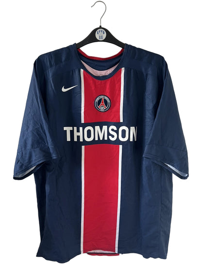 Maillot de foot vintage domicile bleu du PSG de la saison 2005/2006. On peut retrouver l'équipementier Nike et le sponsor Thomson. Il s'agit d'un maillot authentique d'époque.