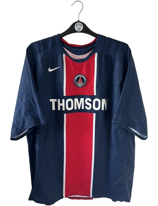 Maillot de foot vintage domicile bleu du PSG de la saison 2005/2006. On peut retrouver l'équipementier Nike et le sponsor Thomson. Il s'agit d'un maillot authentique d'époque.