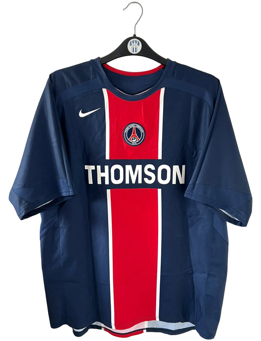 Maillot de foot vintage domicile bleu et rouge du PSG de la saison 2005/2006. On peut retrouver l'équipementier Nike et le sponsor Thomson. Il s'agit d'un maillot authentique d'époque.
