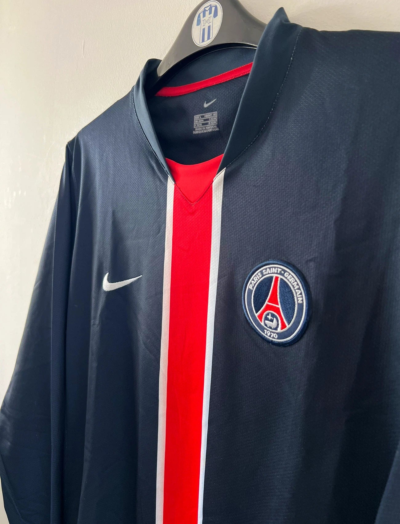 Maillot de foot vintage domicile bleu du PSG de la saison 2006/2007. On peut retrouver l'équipementier Nike. Il s'agit d'un maillot authentique d'époque issu du stock pro du PSG. 