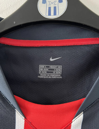 Maillot de foot vintage domicile bleu du PSG de la saison 2006/2007. On peut retrouver l'équipementier Nike. Il s'agit d'un maillot authentique d'époque issu du stock pro du PSG. 