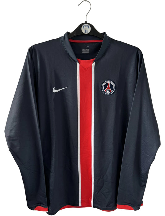 Maillot de foot vintage domicile bleu du PSG de la saison 2006/2007. On peut retrouver l'équipementier Nike. Il s'agit d'un maillot authentique d'époque issu du stock pro du PSG. 