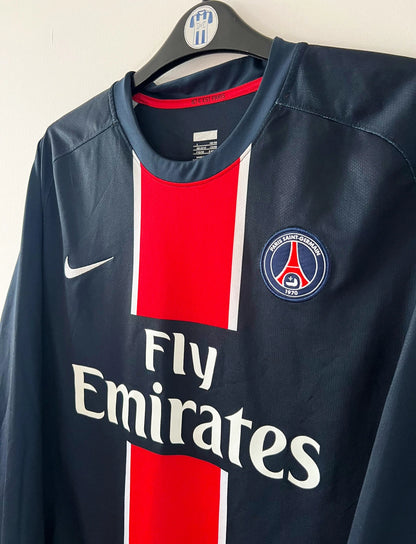 Maillot de foot vintage domicile bleu et rouge du PSG de la saison 2006/2007. On peut retrouver l'équipementier Nike et le sponsor Fly Emirates. Le Maillot est floqué du numéro 20 Chantôme. Il s'agit d'un maillot authentique d'époque.