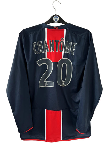Maillot de foot vintage domicile bleu et rouge du PSG de la saison 2006/2007. On peut retrouver l'équipementier Nike et le sponsor Fly Emirates. Le Maillot est floqué du numéro 20 Chantôme. Il s'agit d'un maillot authentique d'époque.