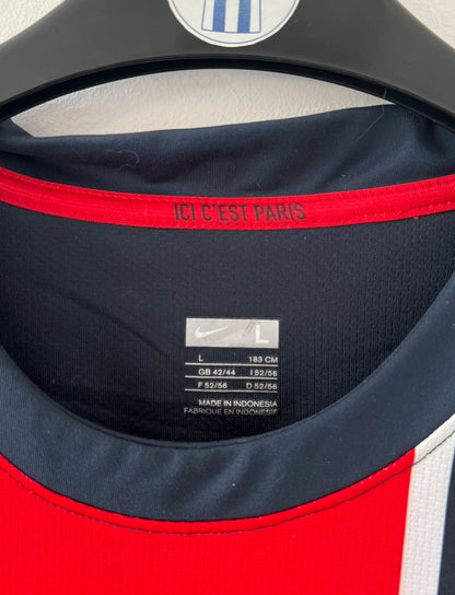 Maillot de foot vintage domicile bleu et rouge du PSG de la saison 2006/2007. On peut retrouver l'équipementier Nike et le sponsor Fly Emirates. Le Maillot est floqué du numéro 20 Chantôme. Il s'agit d'un maillot authentique d'époque.