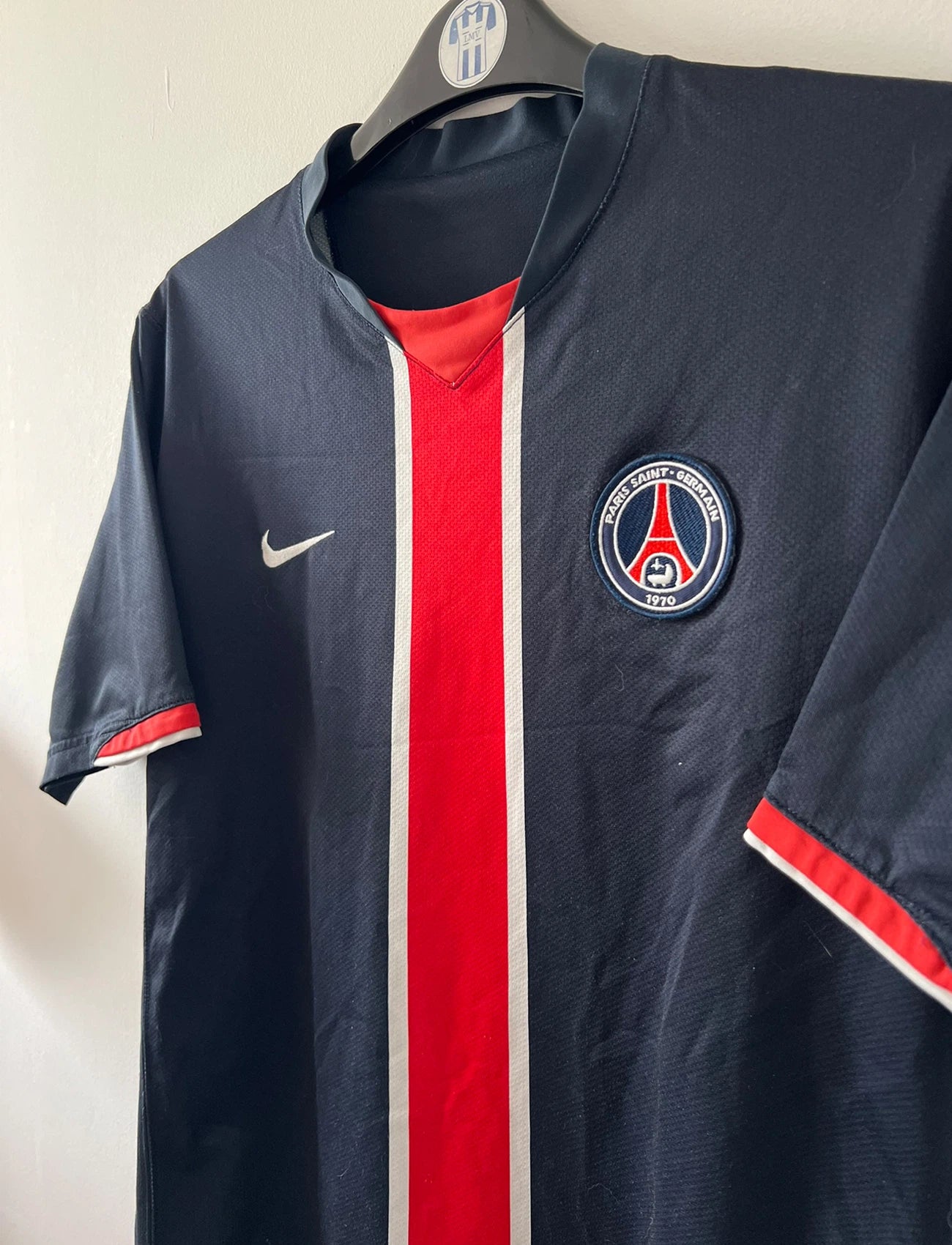 Maillot de foot vintage domicile blanc et rouge du PSG 2006/2007. On êut retrouver l'équipementier Nike. Il s'agit d'un maillot authentique d'époque.